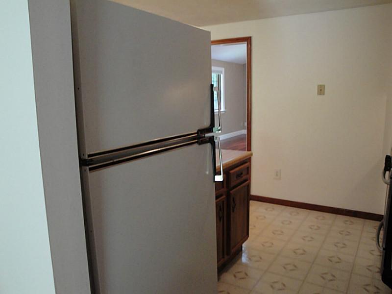 989 Logan Road Gibsonia, PA 15044 - Photo 8 of 22 Kitchen.