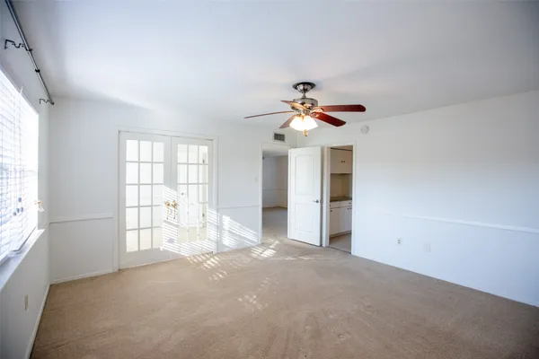 a view of empty room with window