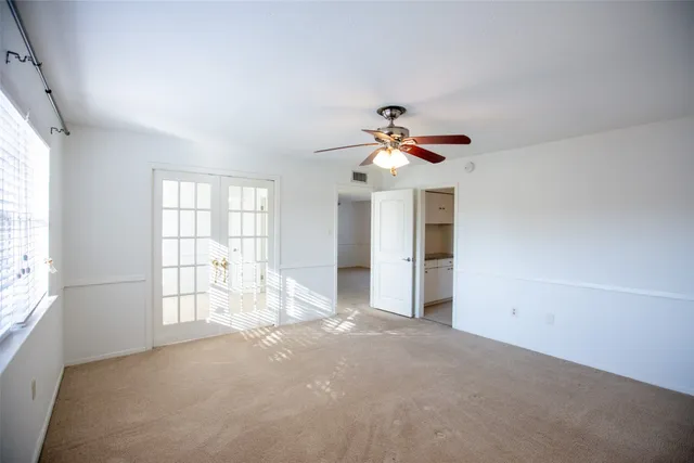 a view of empty room with window
