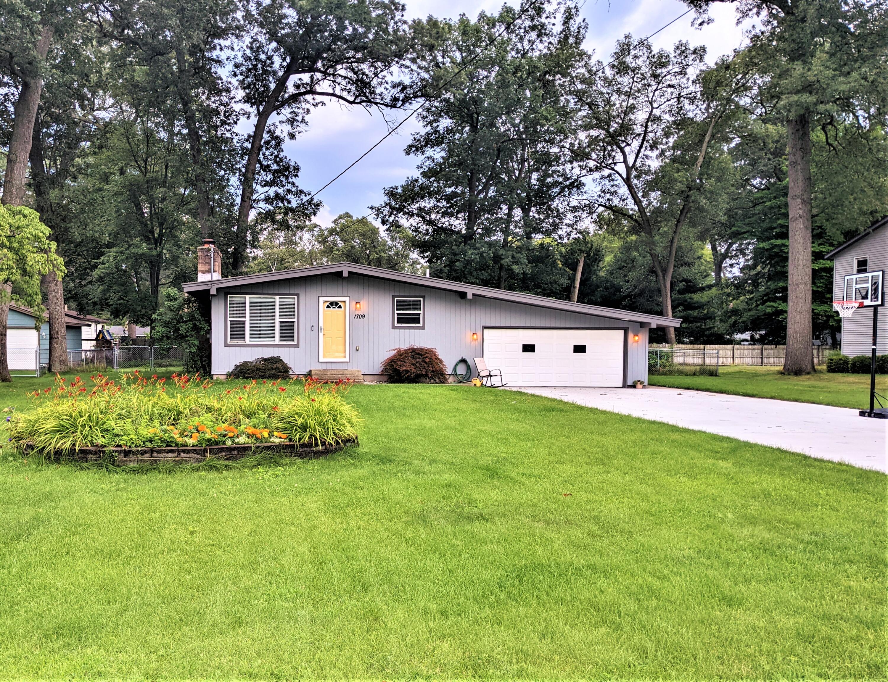 1709 Manistee Road Muskegon, MI 49445 - Photo 1 of 1 Front