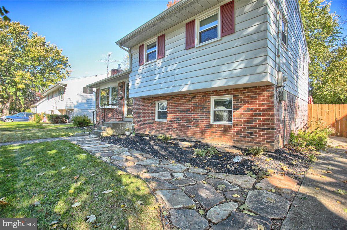 313 Virginia Road Mechanicsburg, PA 17050 - Photo 5 of 45 Gallery Image 5