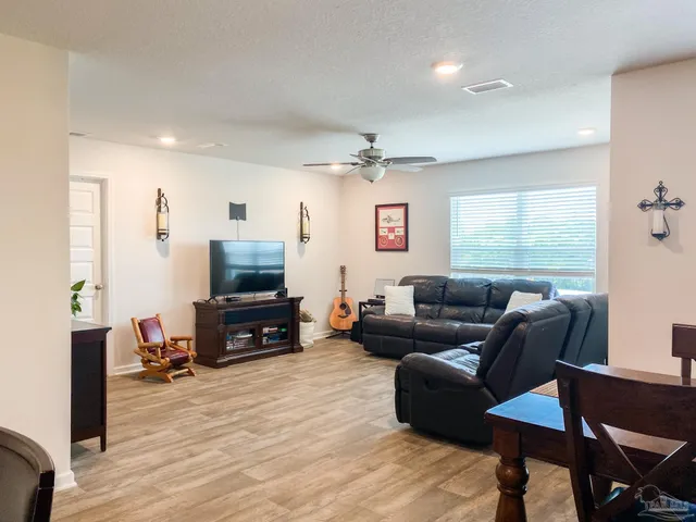 $1,950 | 5601 Guinevere Lane, Milton, FL 32583