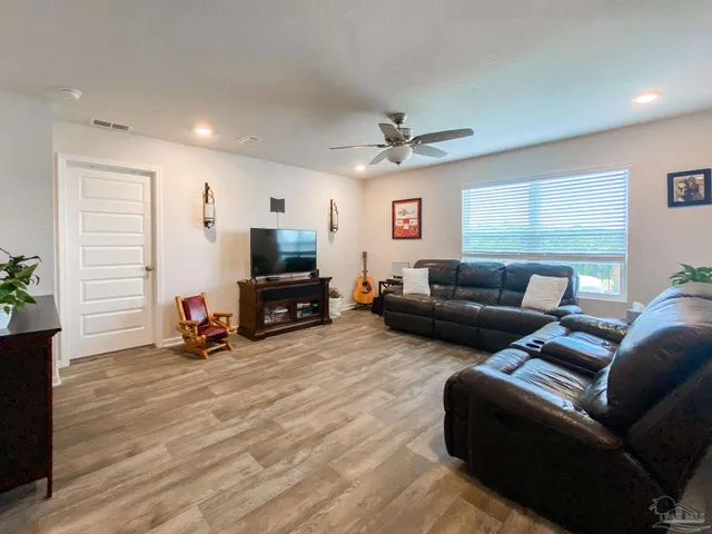 $1,950 | 5601 Guinevere Lane, Milton, FL 32583