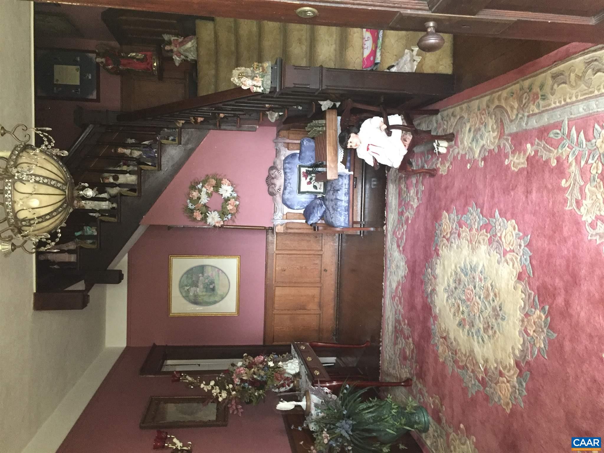 232 North Main Street Amherst, VA 24521 - Photo 11 of 25 a living room with furniture
