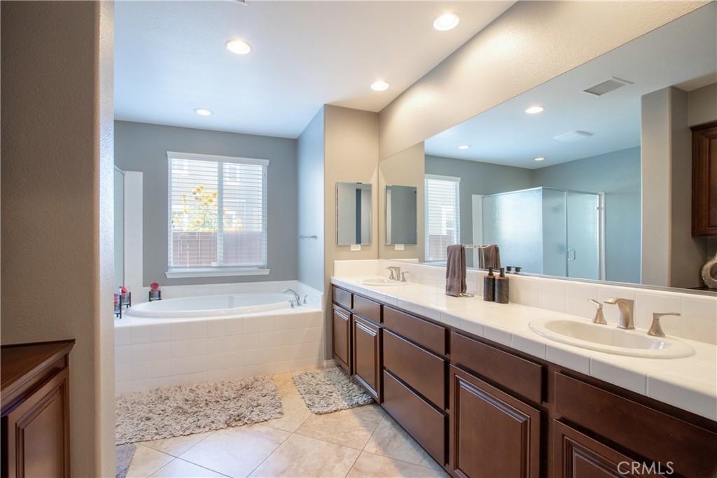 28483 Nautical Point Circle Menifee, CA 92585 - Photo 19 of 44 a spacious bathroom with a tub sink and mirror