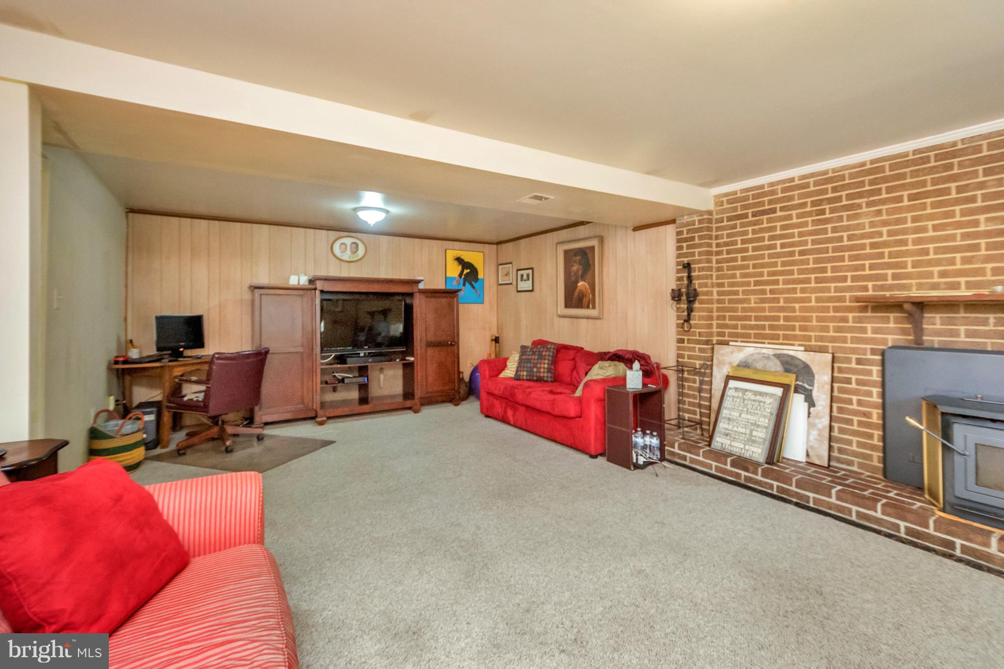 4717 Kilbane Road Woodbridge, VA 22193 - Photo 20 of 29 a bedroom with furniture