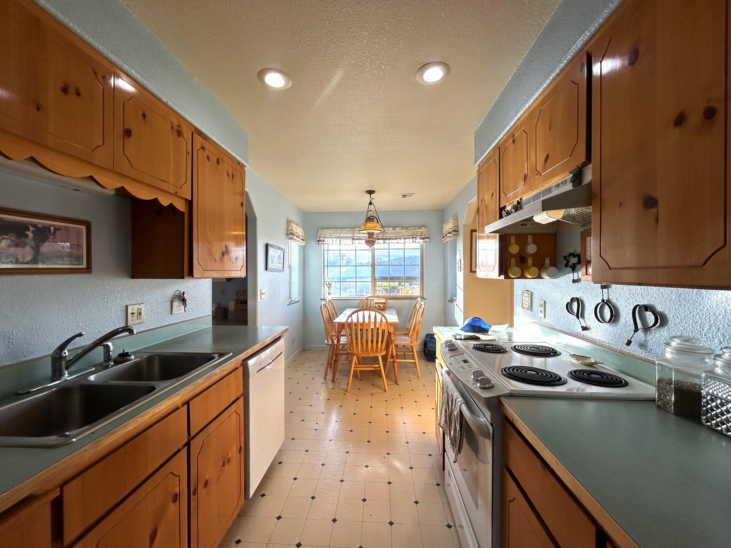 620 Dick George Road Cave Junction, OR 97523 - Photo 37 of 123 78. kitchen