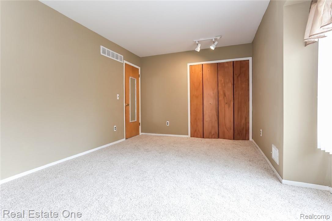637 Oakbrook West, Unit 20 Rochester, MI 48307 - Photo 14 of 24 Newer Carpeting