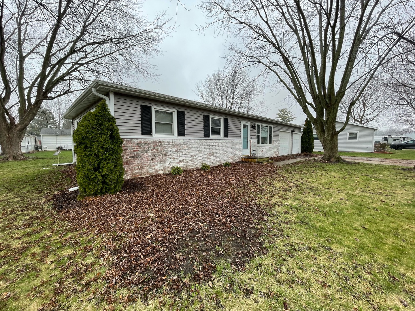 405 Park Circle St. Joseph, IL 61873 - Photo 2 of 35 a front view of a house with a yard and large tree