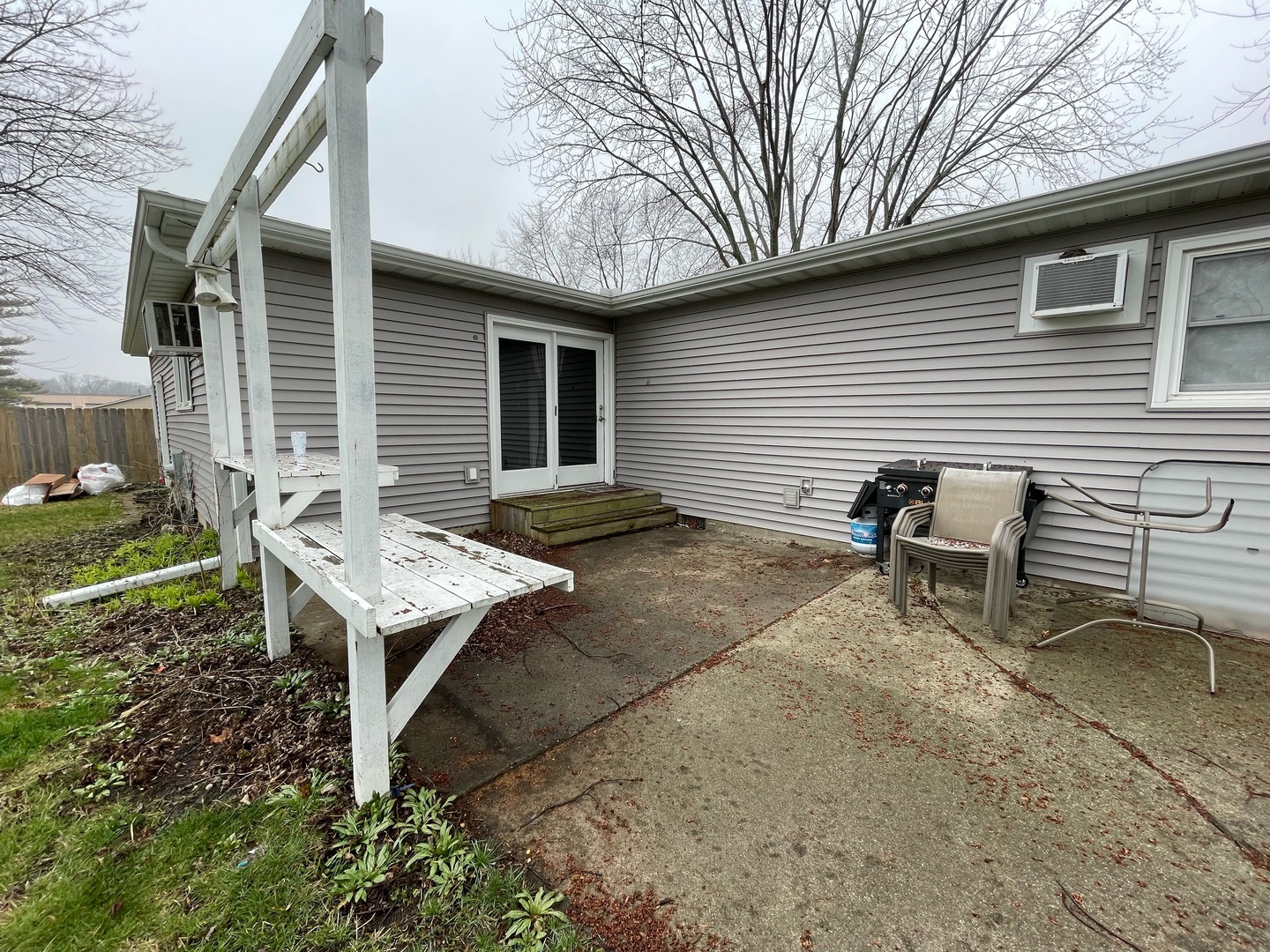 405 Park Circle St. Joseph, IL 61873 - Photo 26 of 35 a backyard of a house with table and chairs