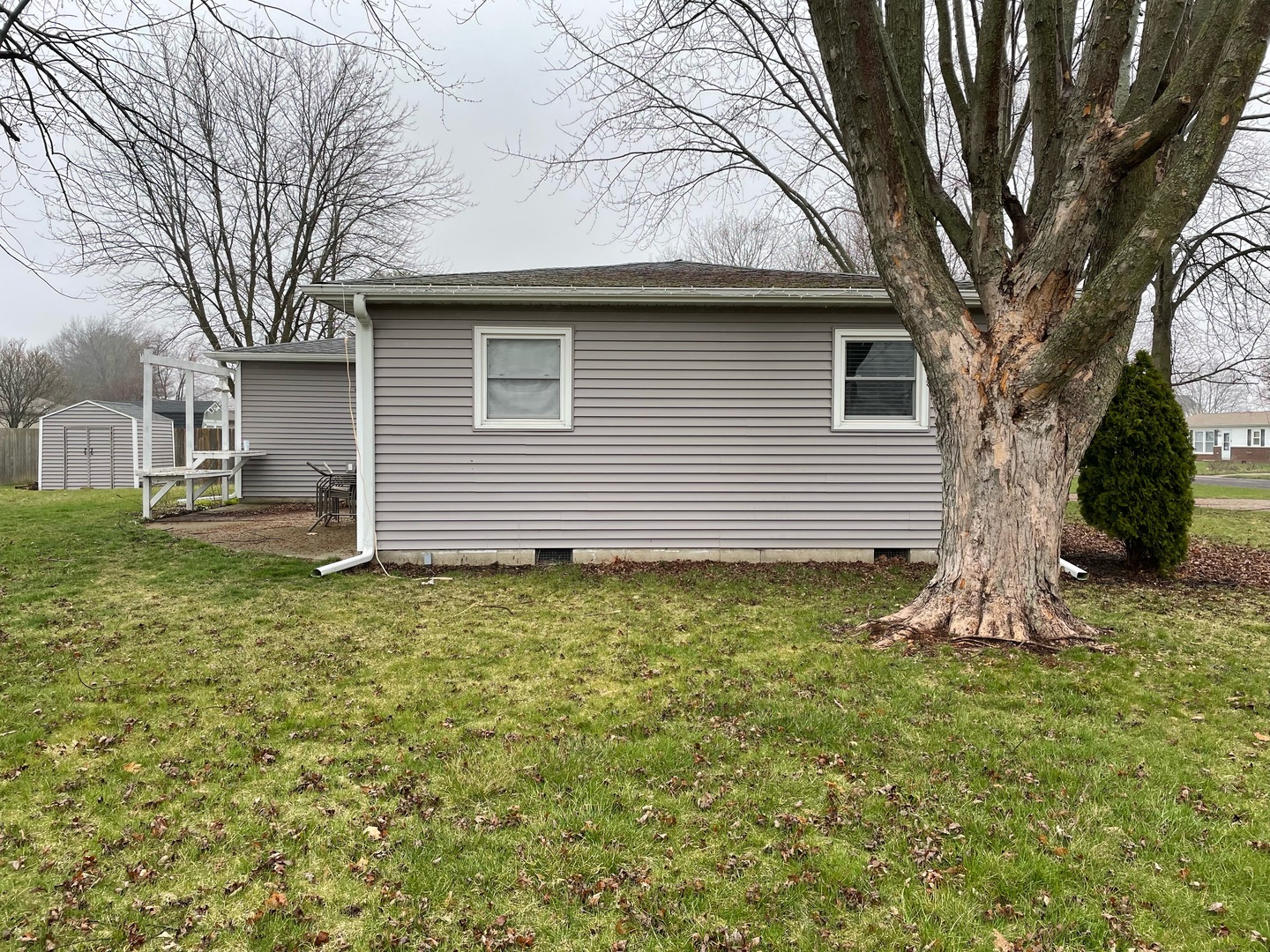 405 Park Circle St. Joseph, IL 61873 - Photo 30 of 35 a backyard of a house with table and chairs