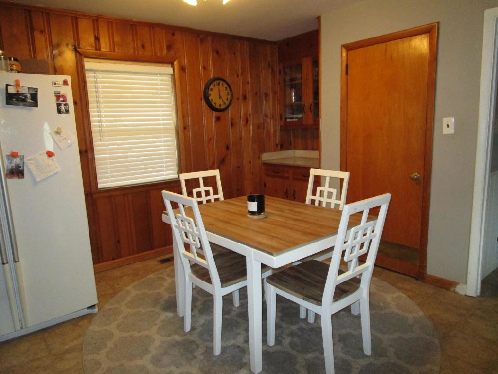 303 Walnut Valley Road Clinton, TN 37716 - Photo 7 of 19 a dining room with furniture and window