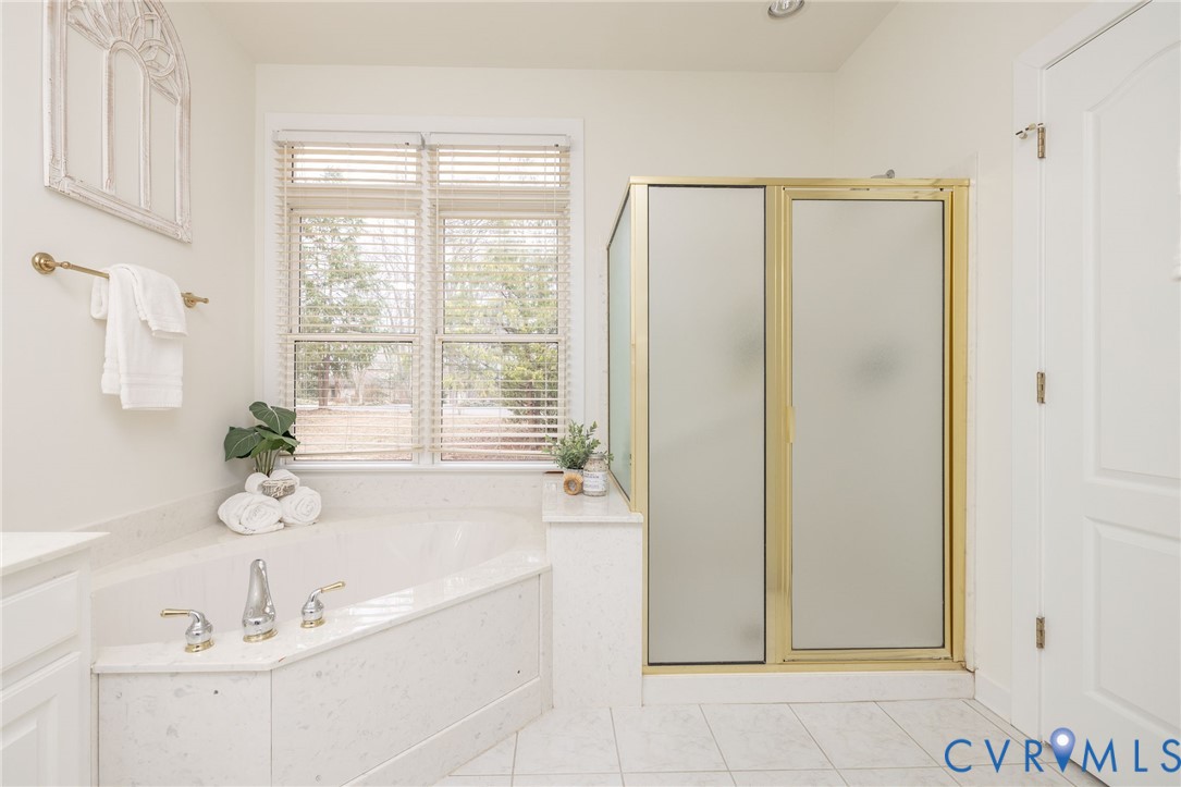 5713 Promontory Place Midlothian, VA 23112 - Photo 21 of 39 a bathroom with a bathtub and a sink