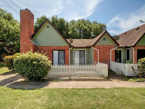 $1,350 | 1601 Faro Drive, Unit 502, Austin, TX 78741