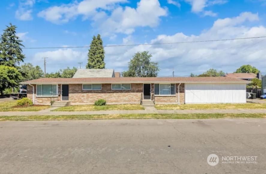 602 South 5th Street Renton, WA 98057 - Photo 1 of 27 a front view of house with a garden