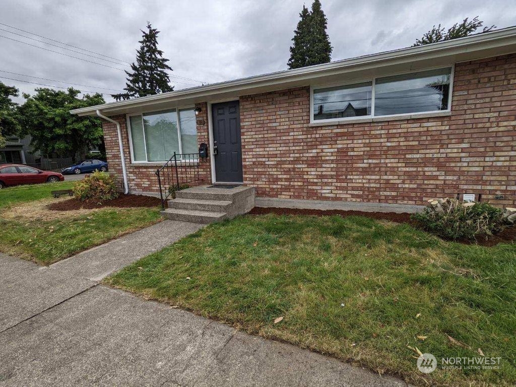 602 South 5th Street Renton, WA 98057 - Photo 4 of 27 a front view of a house with garden