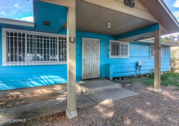 $285,000 | 3 West 4th Avenue, Toppenish, WA 98948