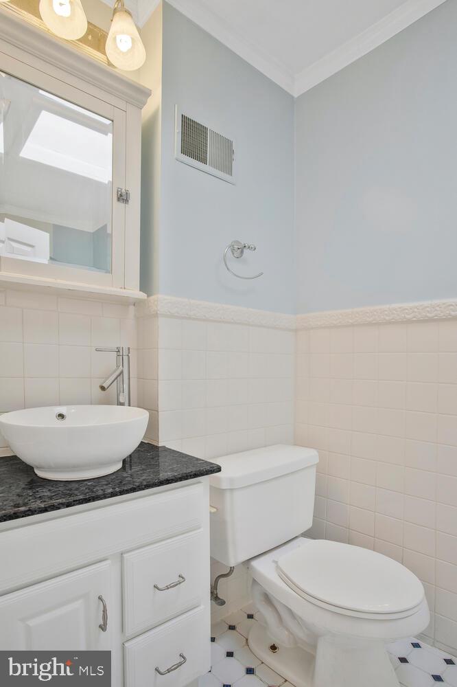 1148 Roland Heights Avenue Baltimore, MD 21211 - Photo 20 of 38 Upper level full bath