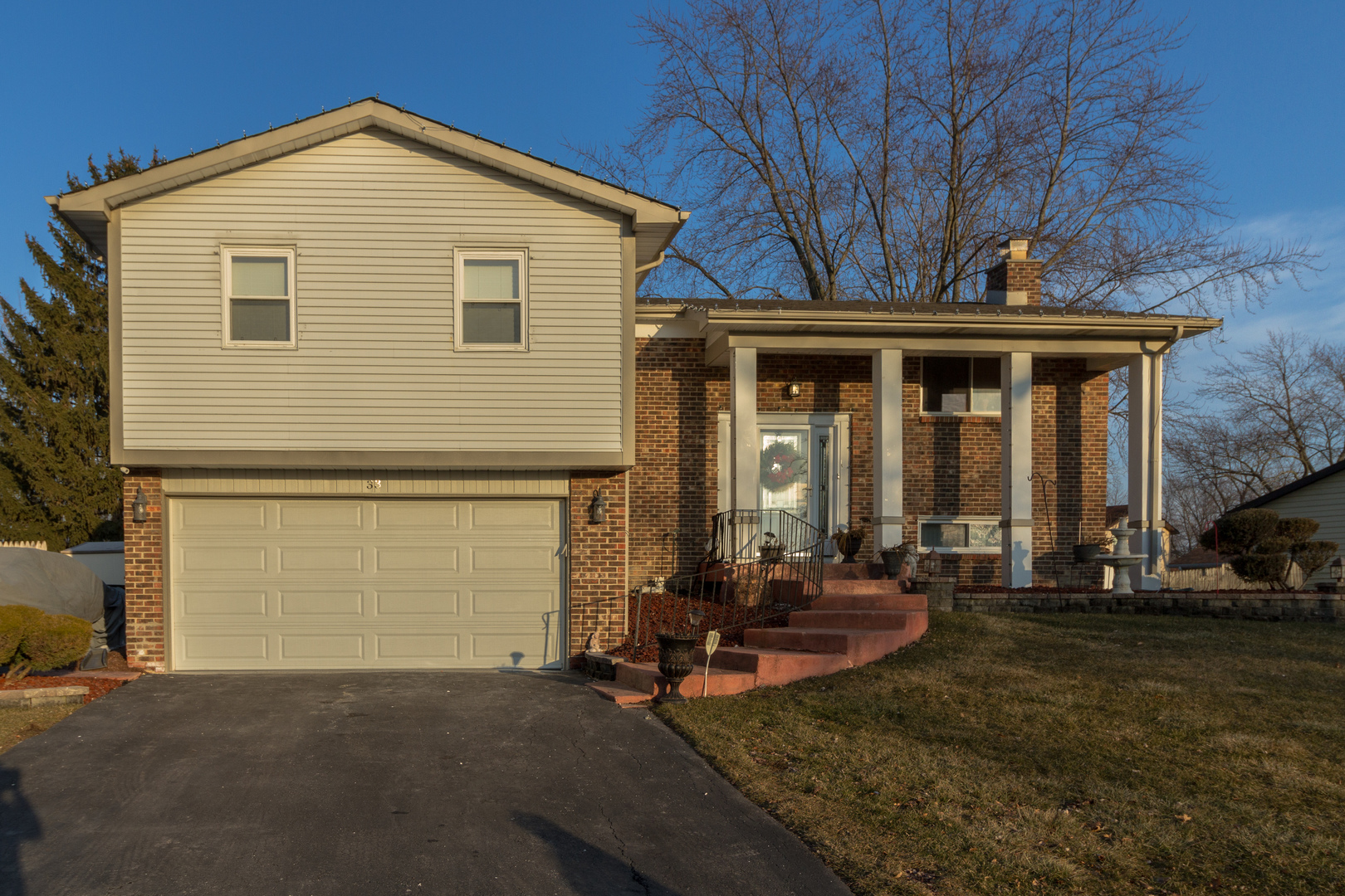 33 Oakview Road Matteson, IL 60443 - Photo 2 of 31 a view of a house with backyard and porch