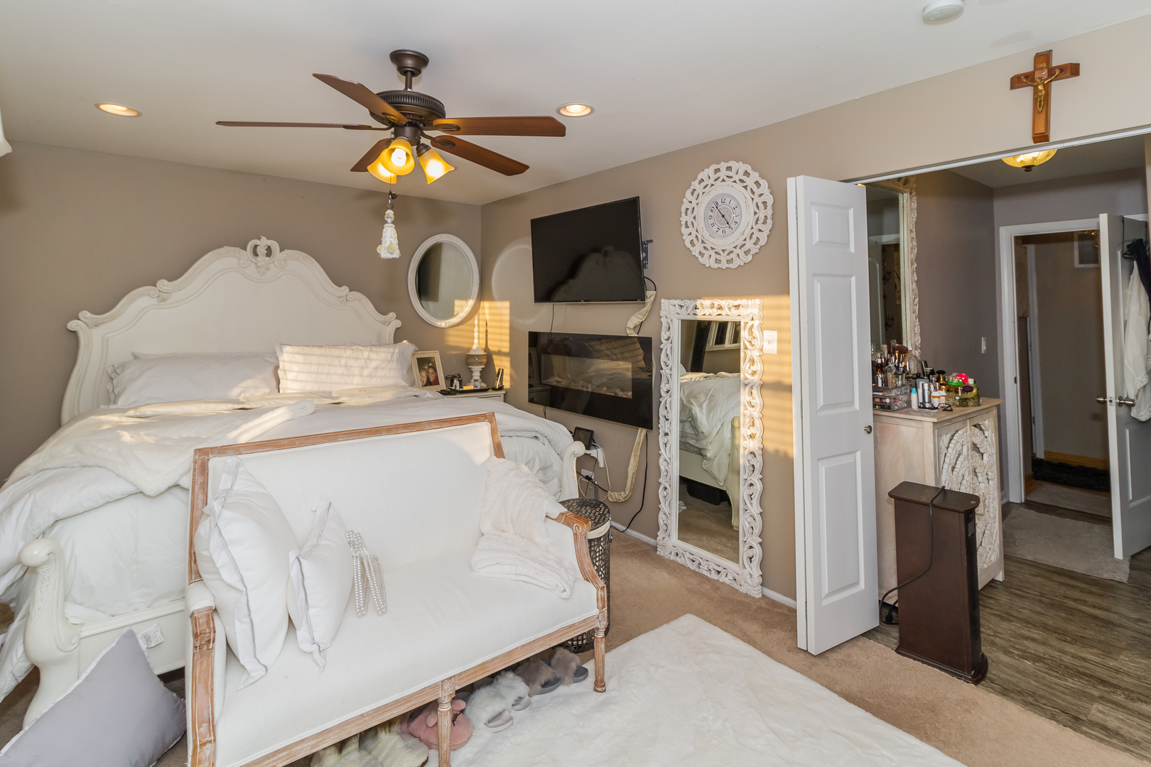 33 Oakview Road Matteson, IL 60443 - Photo 15 of 31 a very nice looking room with a large mirror on a dresser