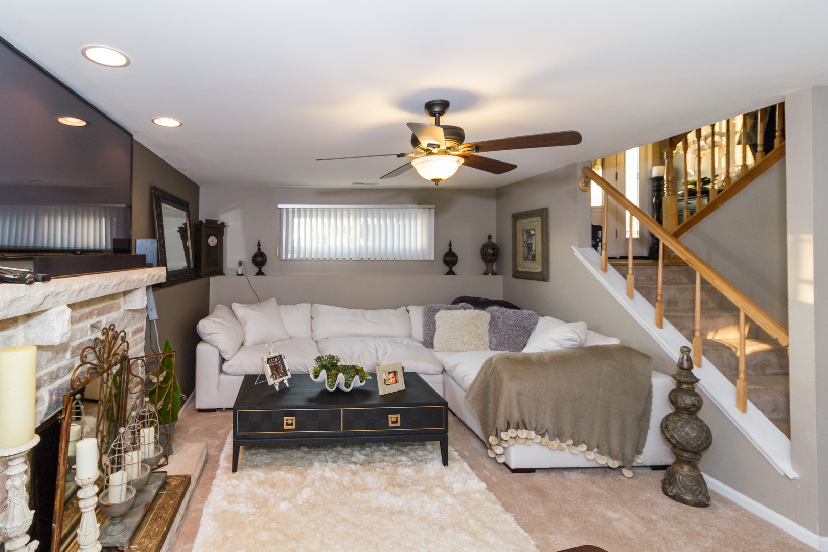 33 Oakview Road Matteson, IL 60443 - Photo 20 of 31 a living room with furniture