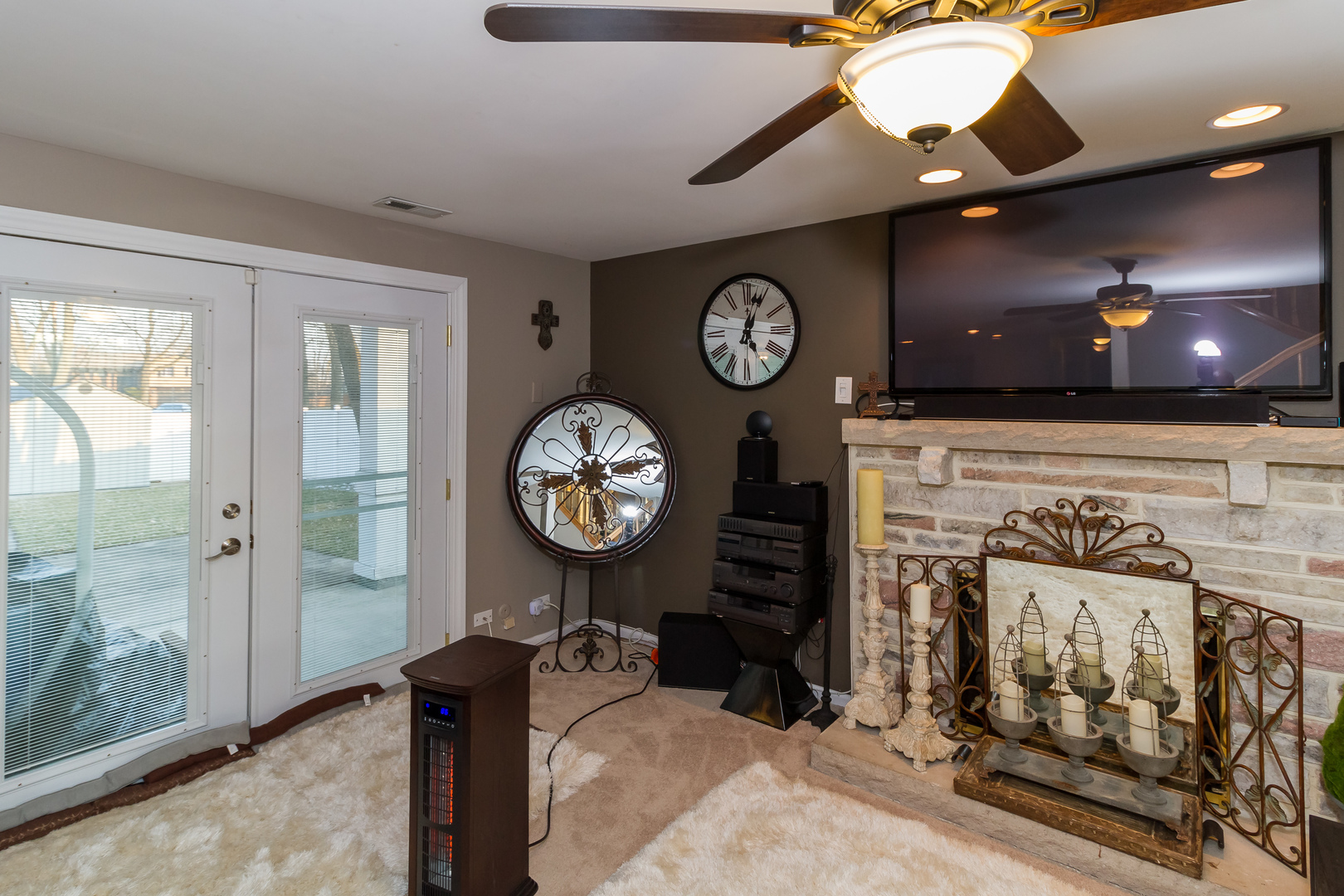 33 Oakview Road Matteson, IL 60443 - Photo 21 of 31 a clock on a wall in a room