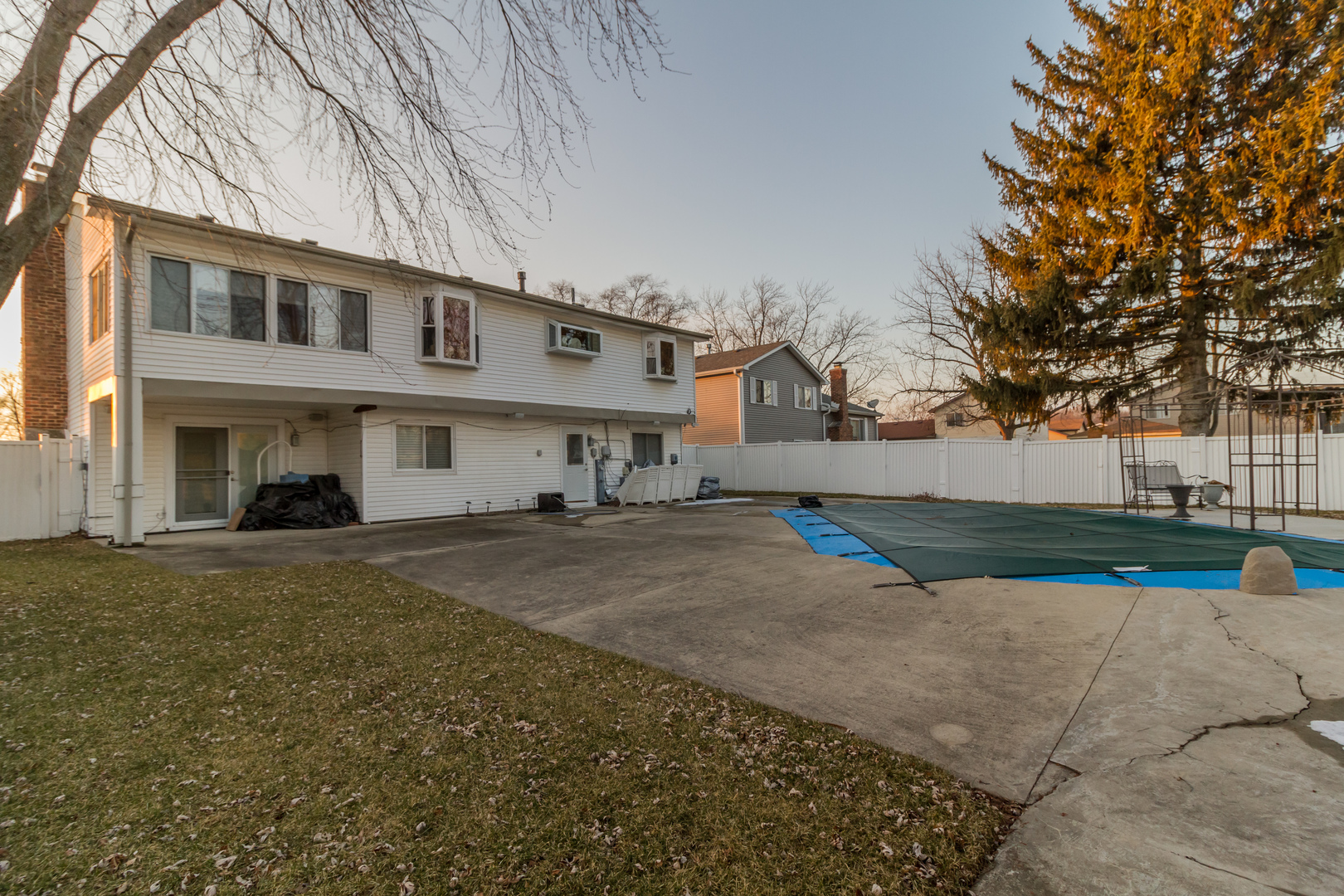 33 Oakview Road Matteson, IL 60443 - Photo 31 of 31 a view of a big house with a big yard and large tree
