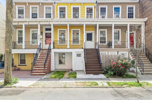 $689,000 | 4238 Vireo Avenue | Woodlawn Heights