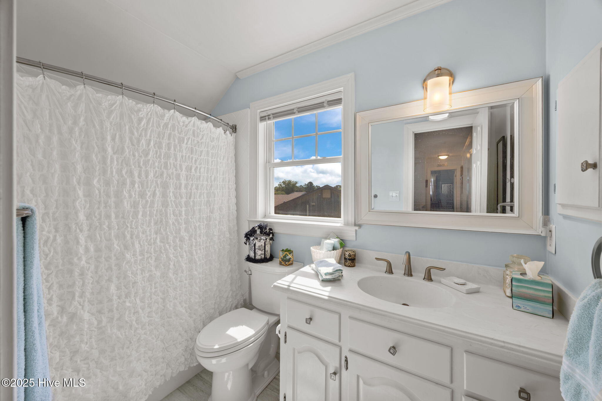 6000 Cassowary Lane New Bern, NC 28560 - Photo 15 of 42 Upstairs Hall Bathroom