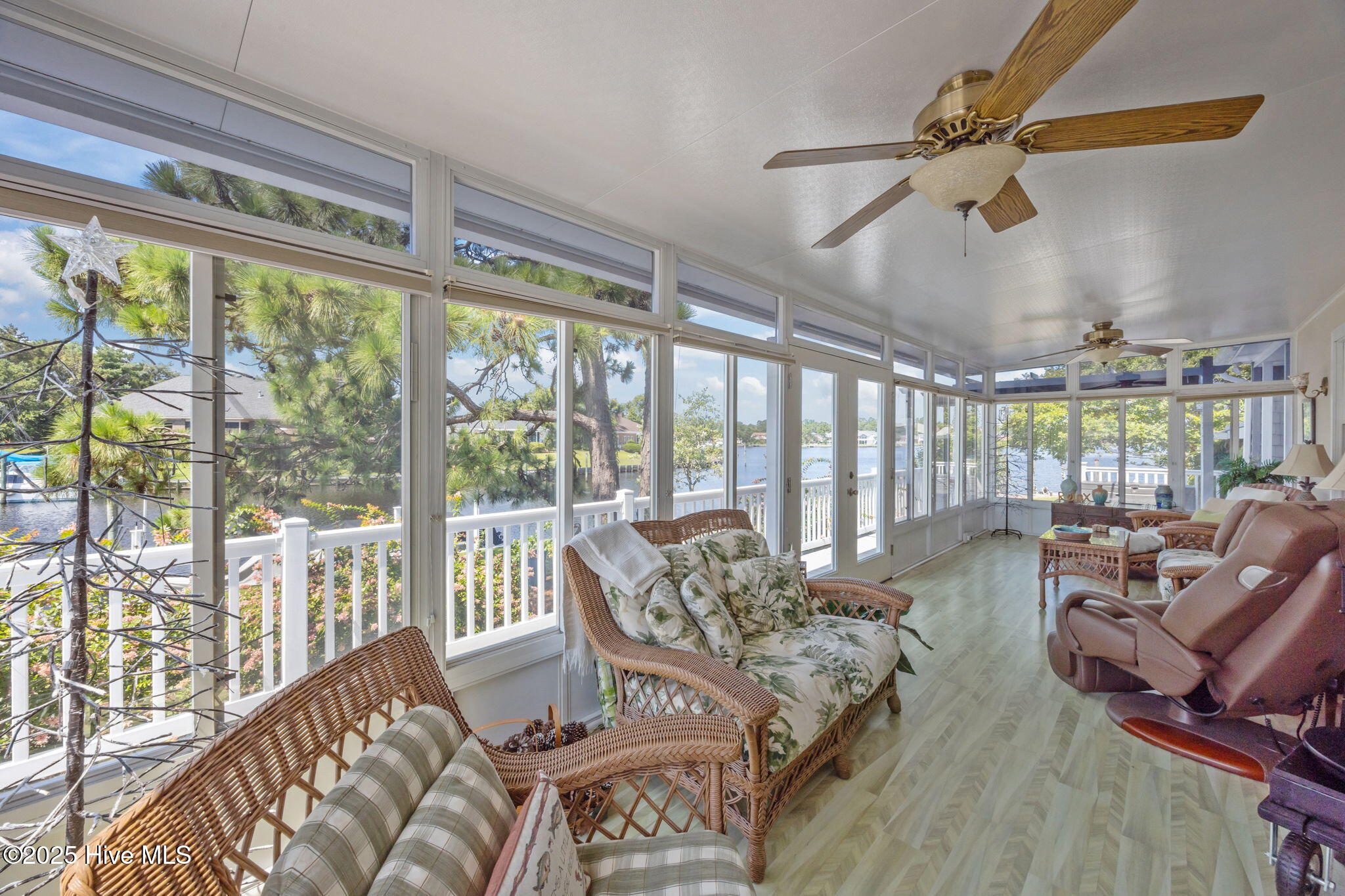 6000 Cassowary Lane New Bern, NC 28560 - Photo 23 of 42 Waterfront Sunroom