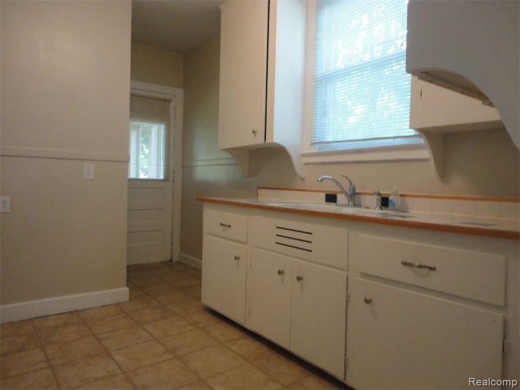 326 Stratford Road Ferndale, MI 48220 - Photo 8 of 24 Lower Unit Kitchen