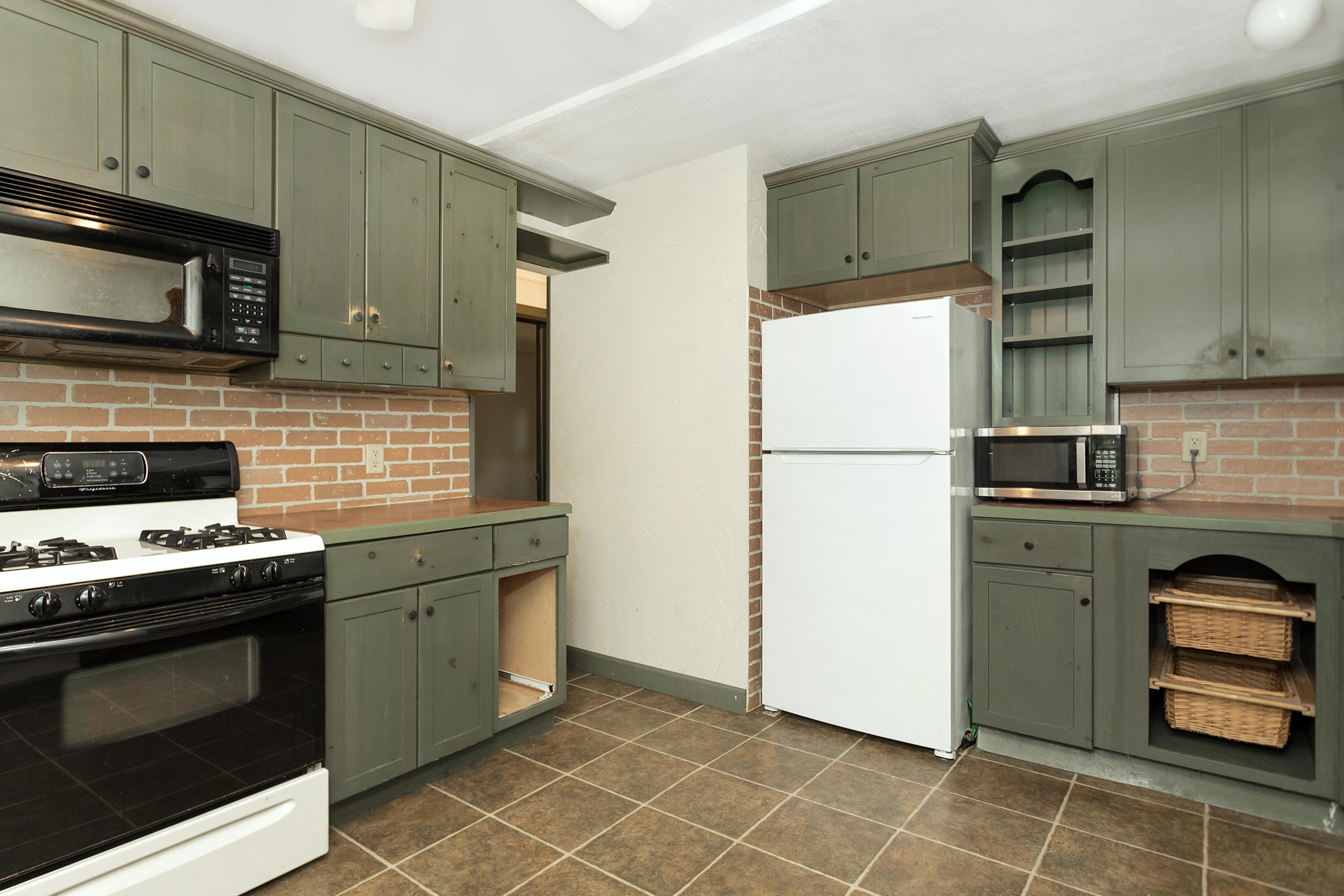 7125 Edwards Road Belleville, MI 48111 - Photo 9 of 33 Edwards-9