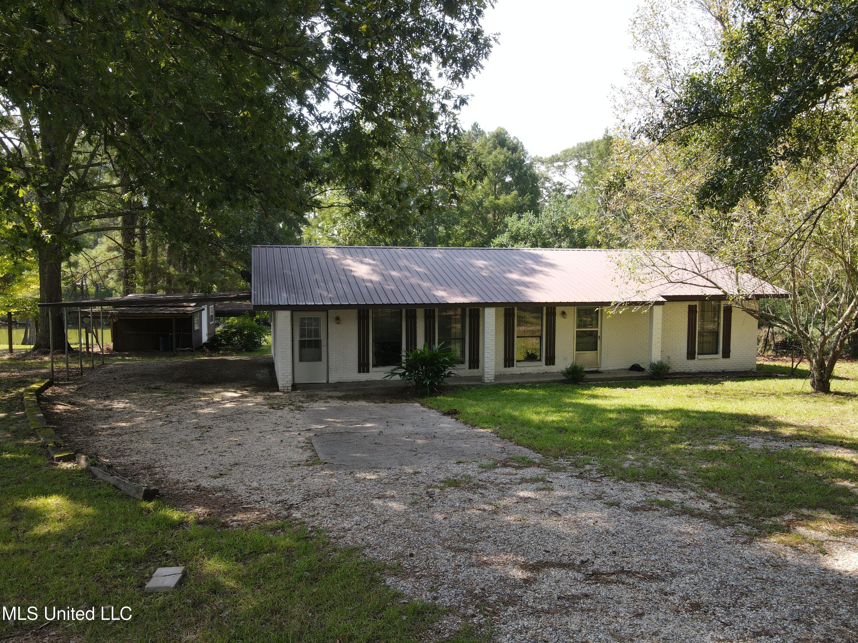 24 Dean Matthews Road Laurel, MS 39443 - Photo 7 of 43 Photo Sep 03 2025, 11 08 21 AM