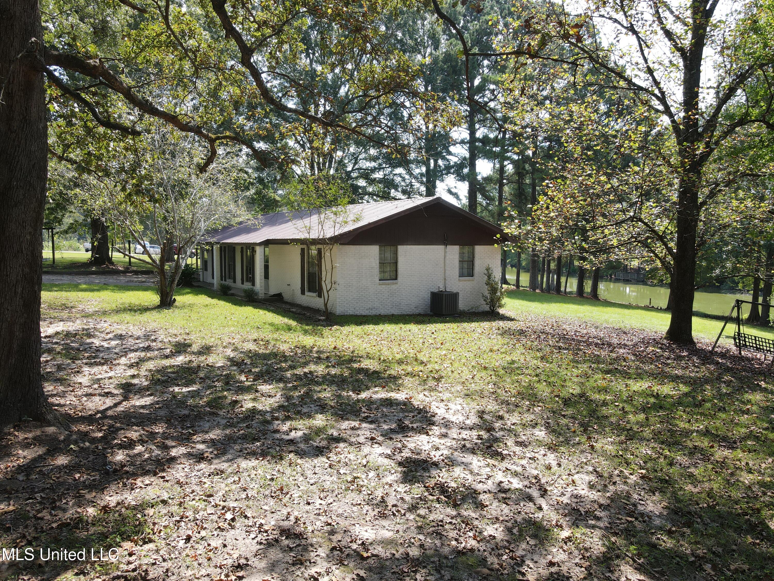 24 Dean Matthews Road Laurel, MS 39443 - Photo 9 of 43 Photo Sep 03 2025, 11 09 30 AM