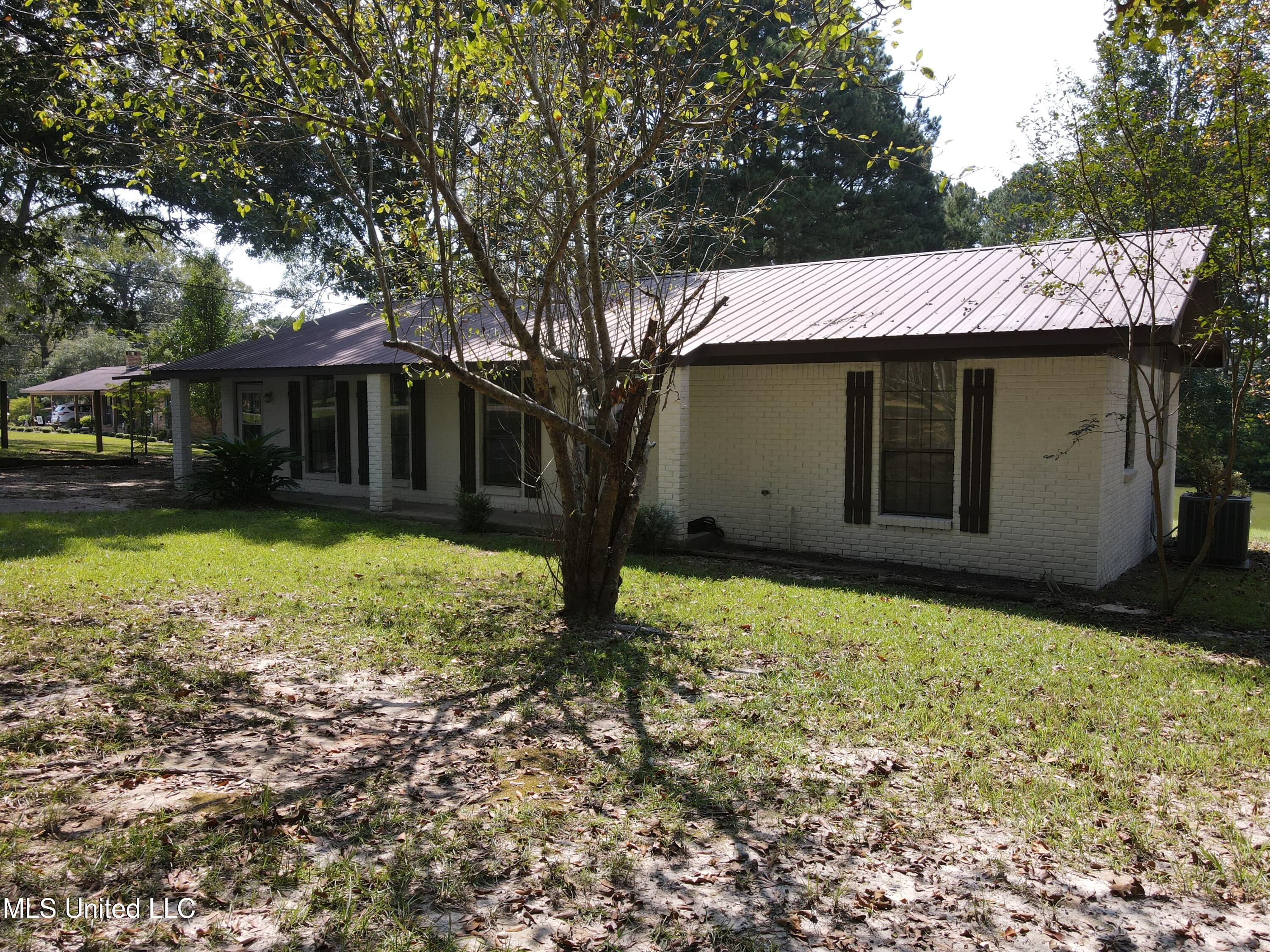 24 Dean Matthews Road Laurel, MS 39443 - Photo 10 of 43 Photo Sep 03 2025, 11 09 59 AM