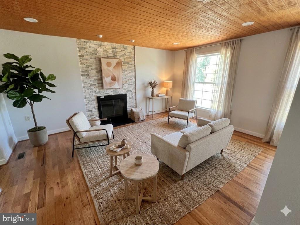 2283 Dosinia Court Reston, VA 20191 - Photo 7 of 27 Living room-Virtual Staged