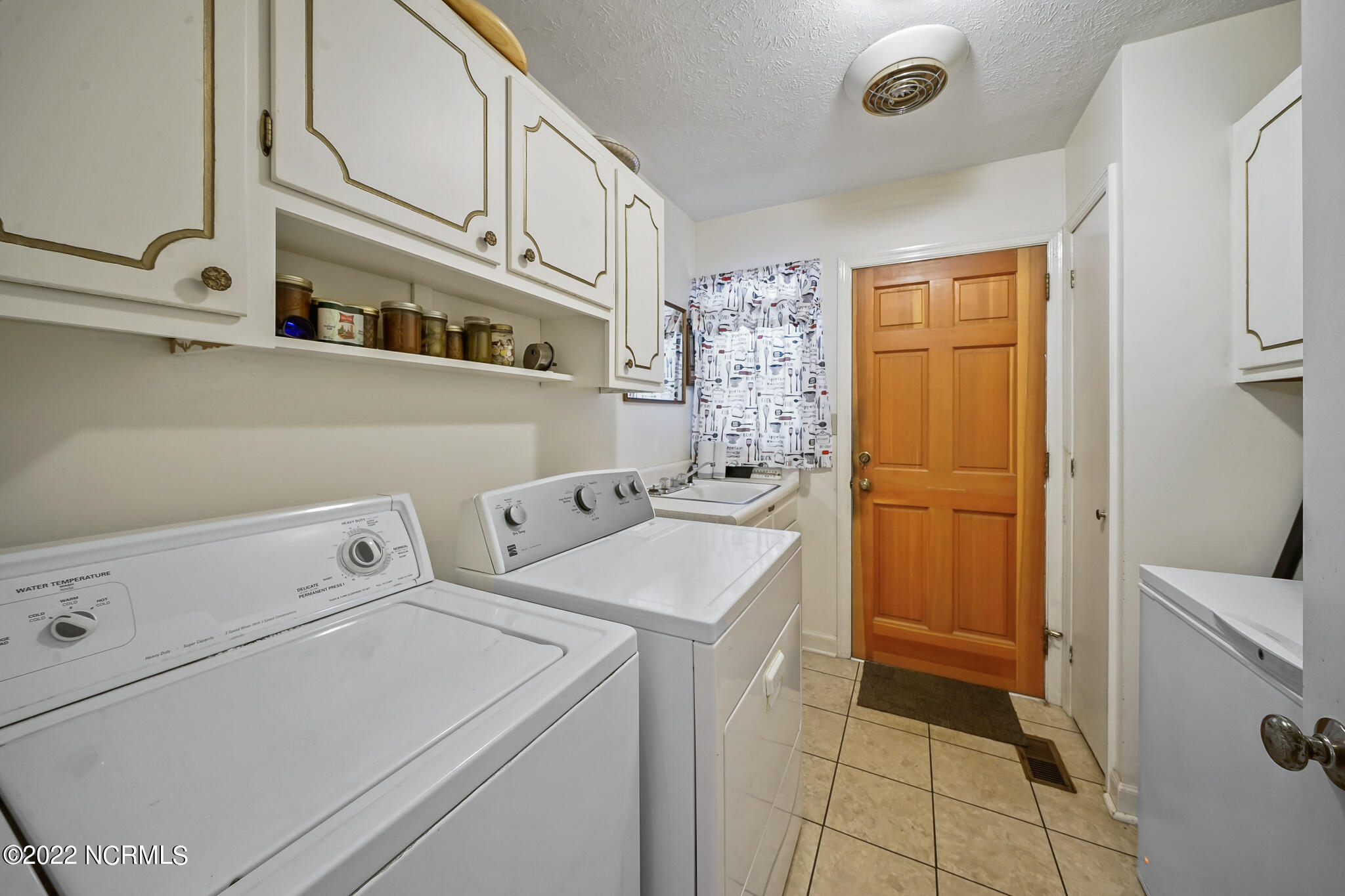 8706 Aberdeen Road Aberdeen, NC 28315 - Photo 7 of 25 Laundry Room
