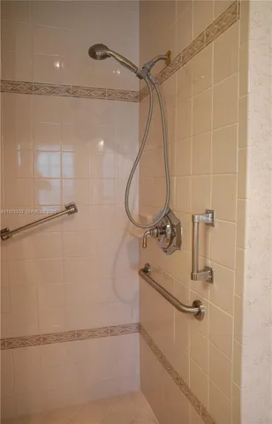 a view of a big room with closet