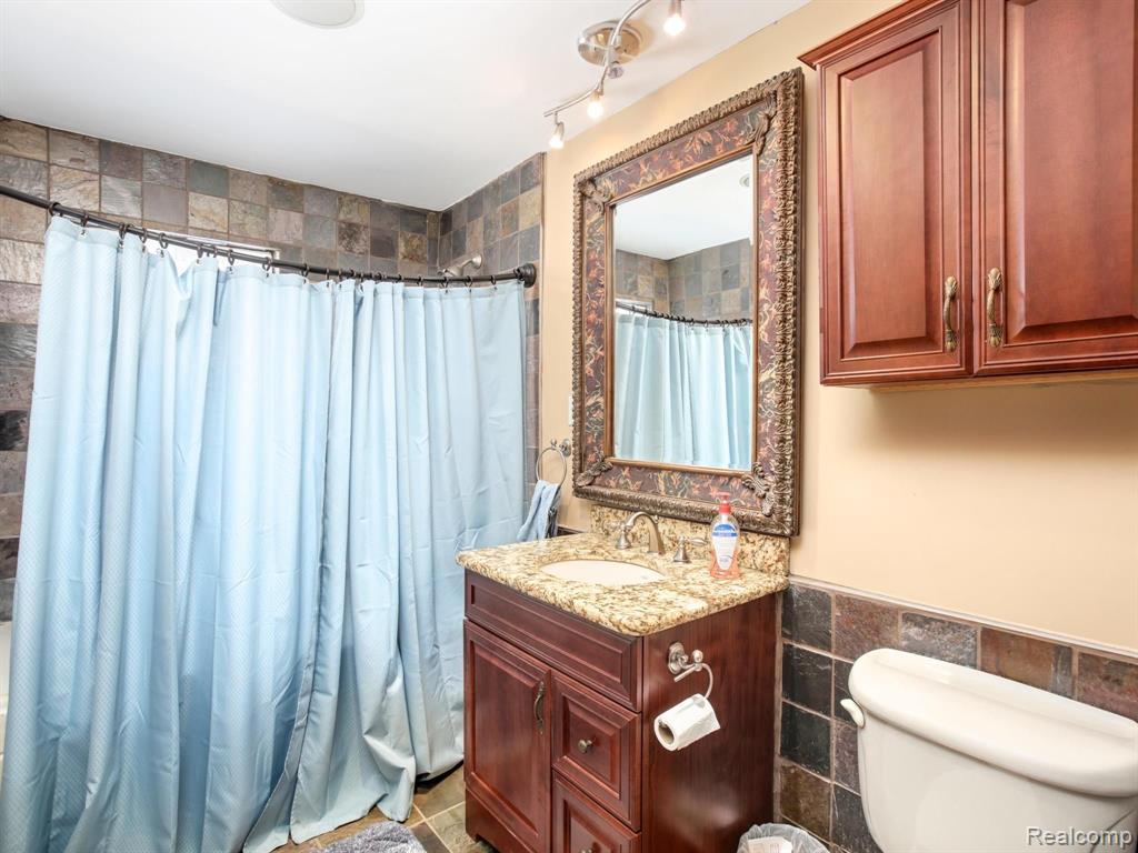 2541 Middlebelt Road West Bloomfield, MI 48324 - Photo 16 of 35