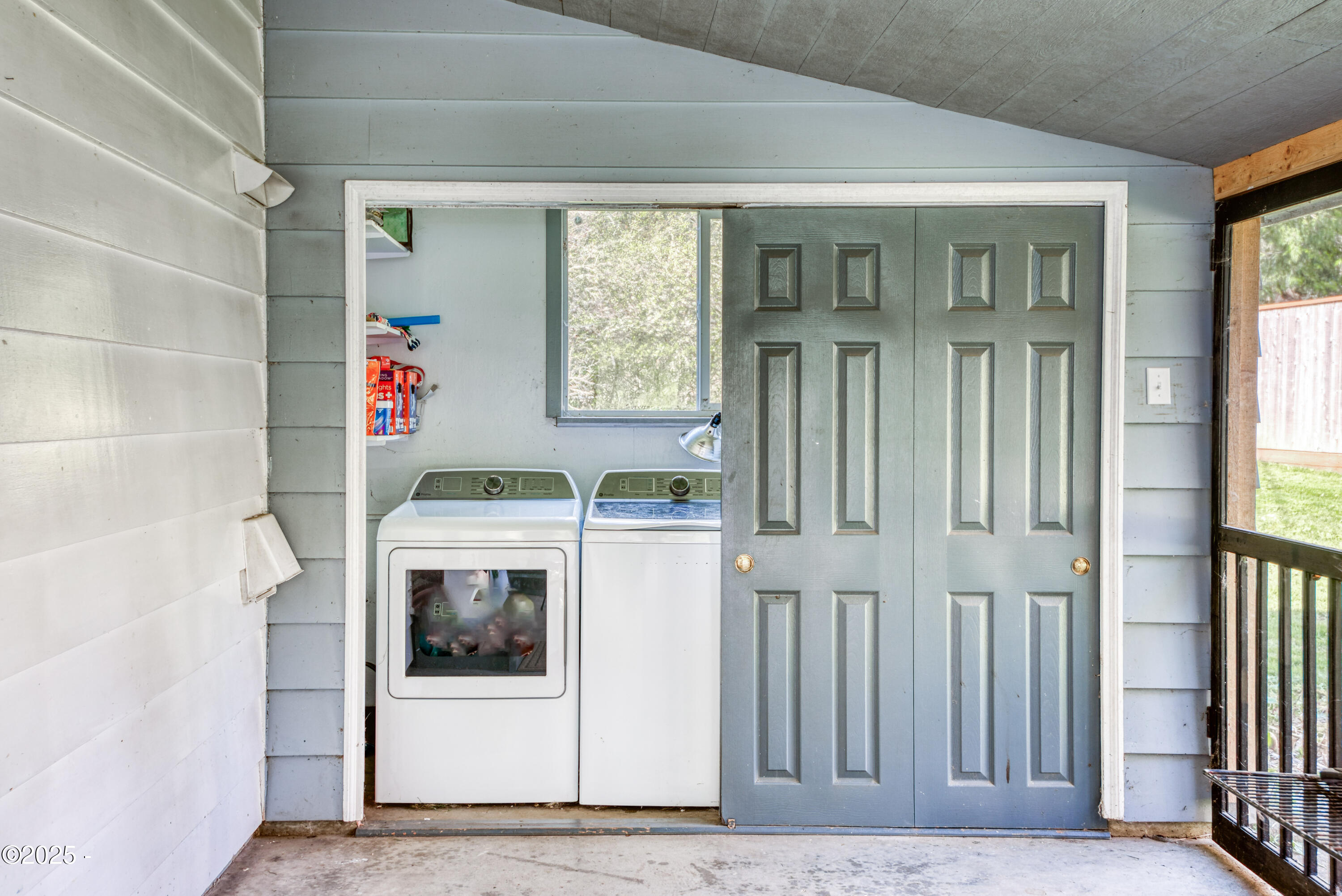 312 Southeast Davis Road Newport, OR 97365 - Photo 7 of 30 Laundry room