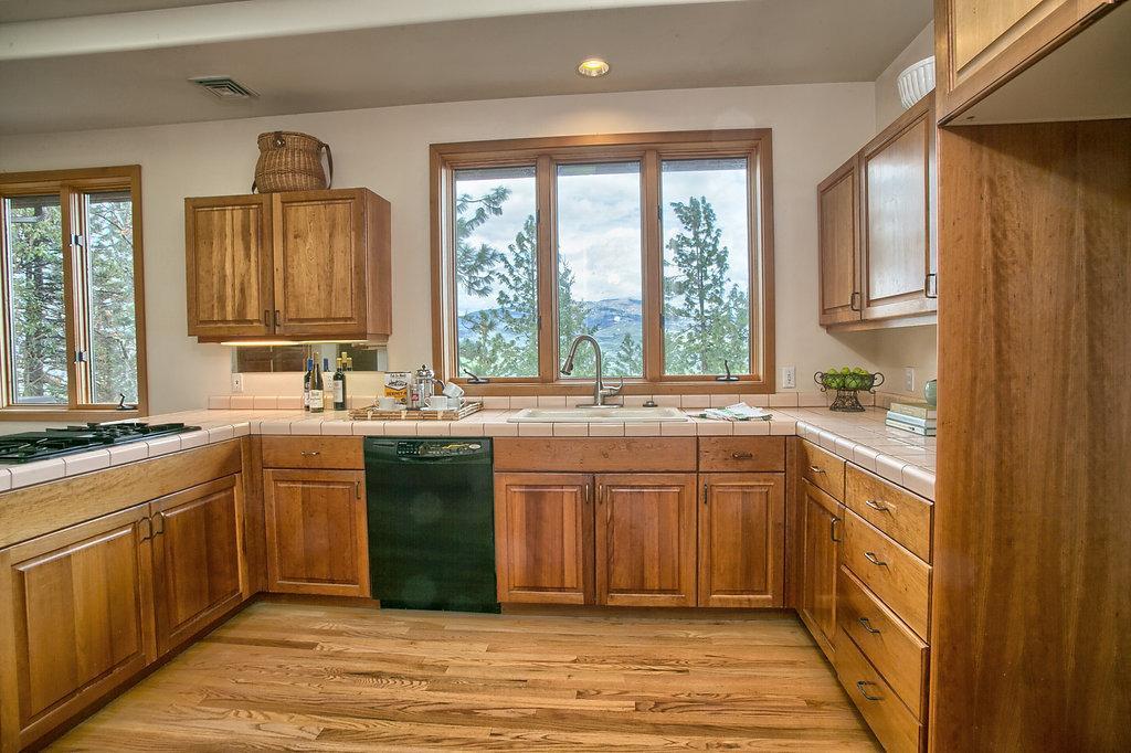 395 Ashland Loop Road Ashland, OR 97520 - Photo 13 of 35 spacious kitchen with eating nook and la