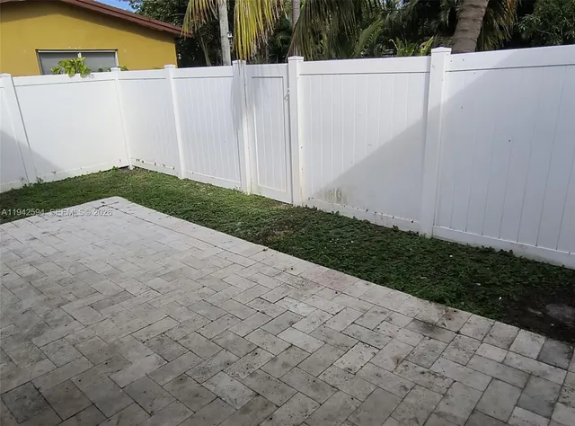 a view of a backyard