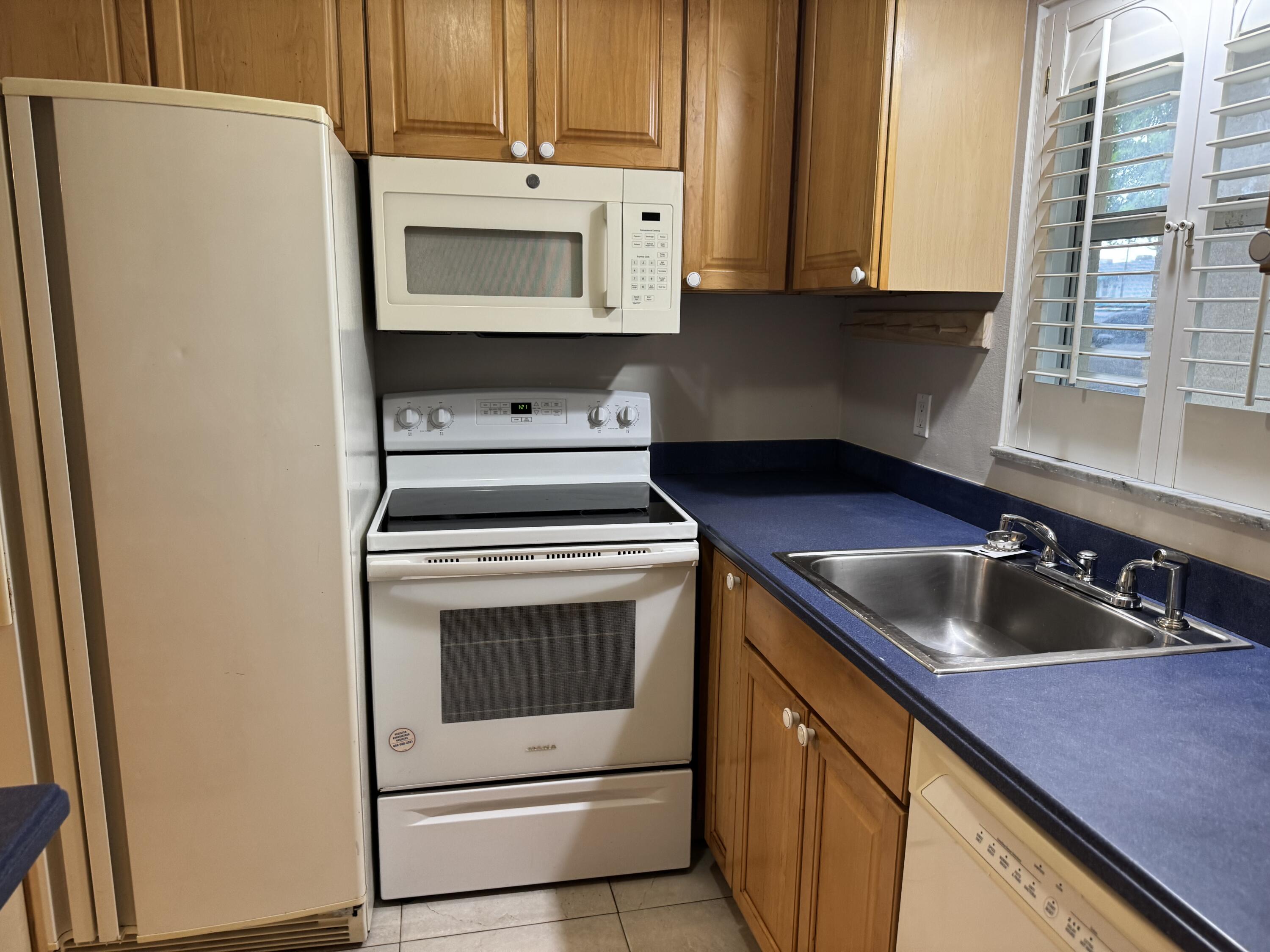 9911 Sandalfoot Boulevard, Unit 105 Boca Raton, FL 33428 - Photo 10 of 25 IMG-2374