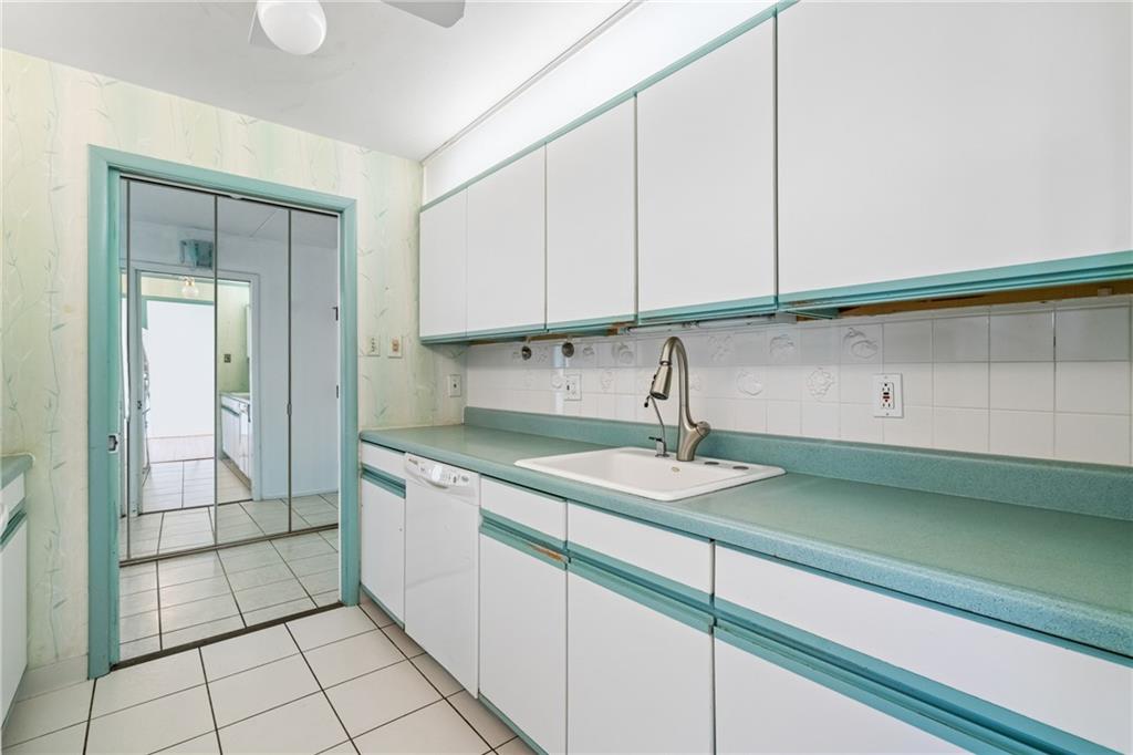 5600 Munhall Road, Unit 606 Pittsburgh, PA 15217 - Photo 10 of 30 a kitchen with a sink and cabinets