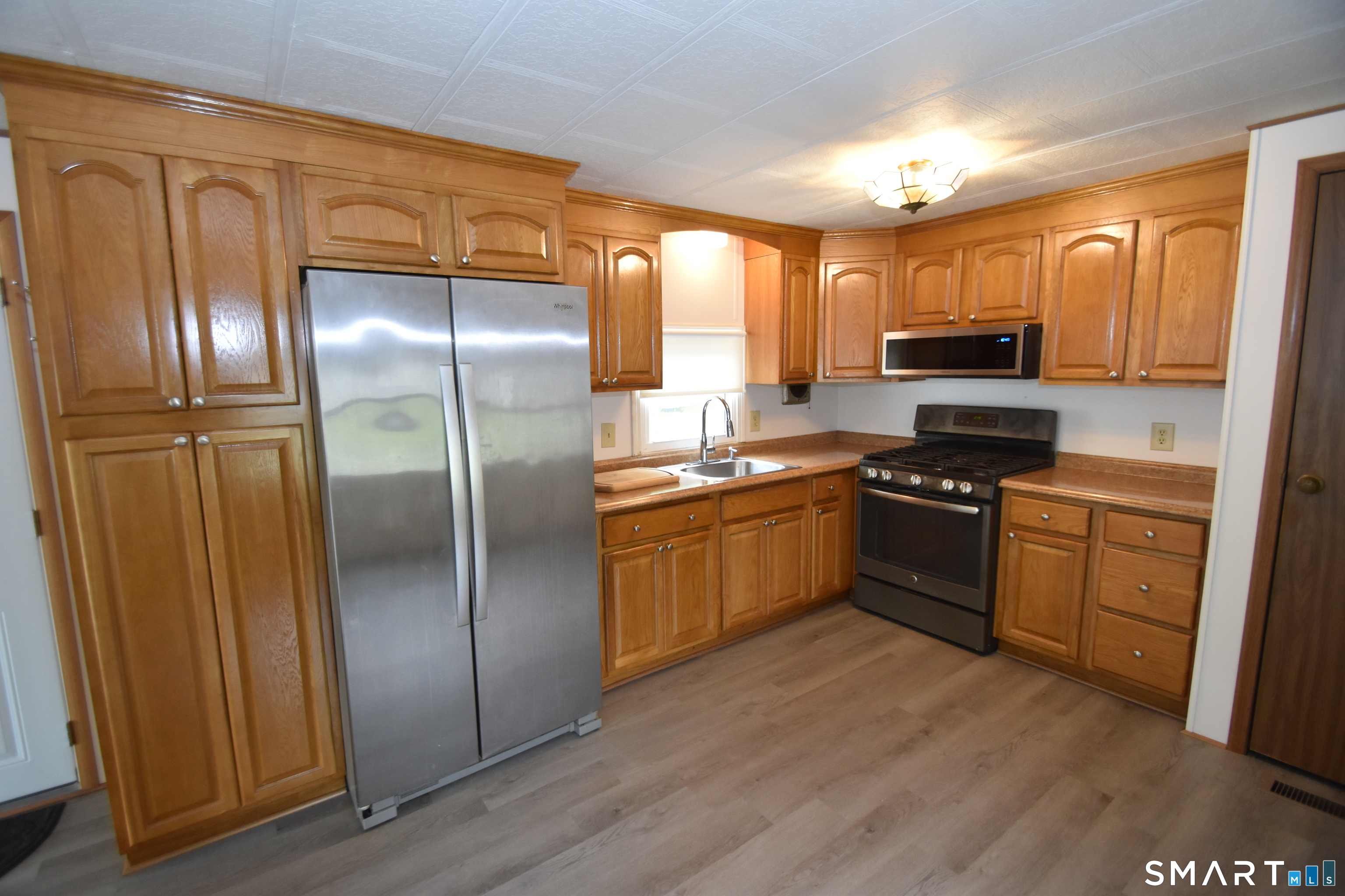 325 Kelly Road Vernon, CT 06066 - Photo 4 of 10 Warm cabinetry and gas cooktop