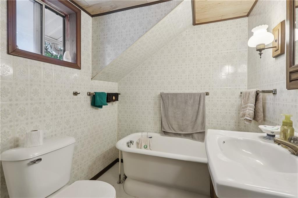 178 North Washington Road Apollo, PA 15613 - Photo 14 of 29 a bathroom with a bathtub and a toilet