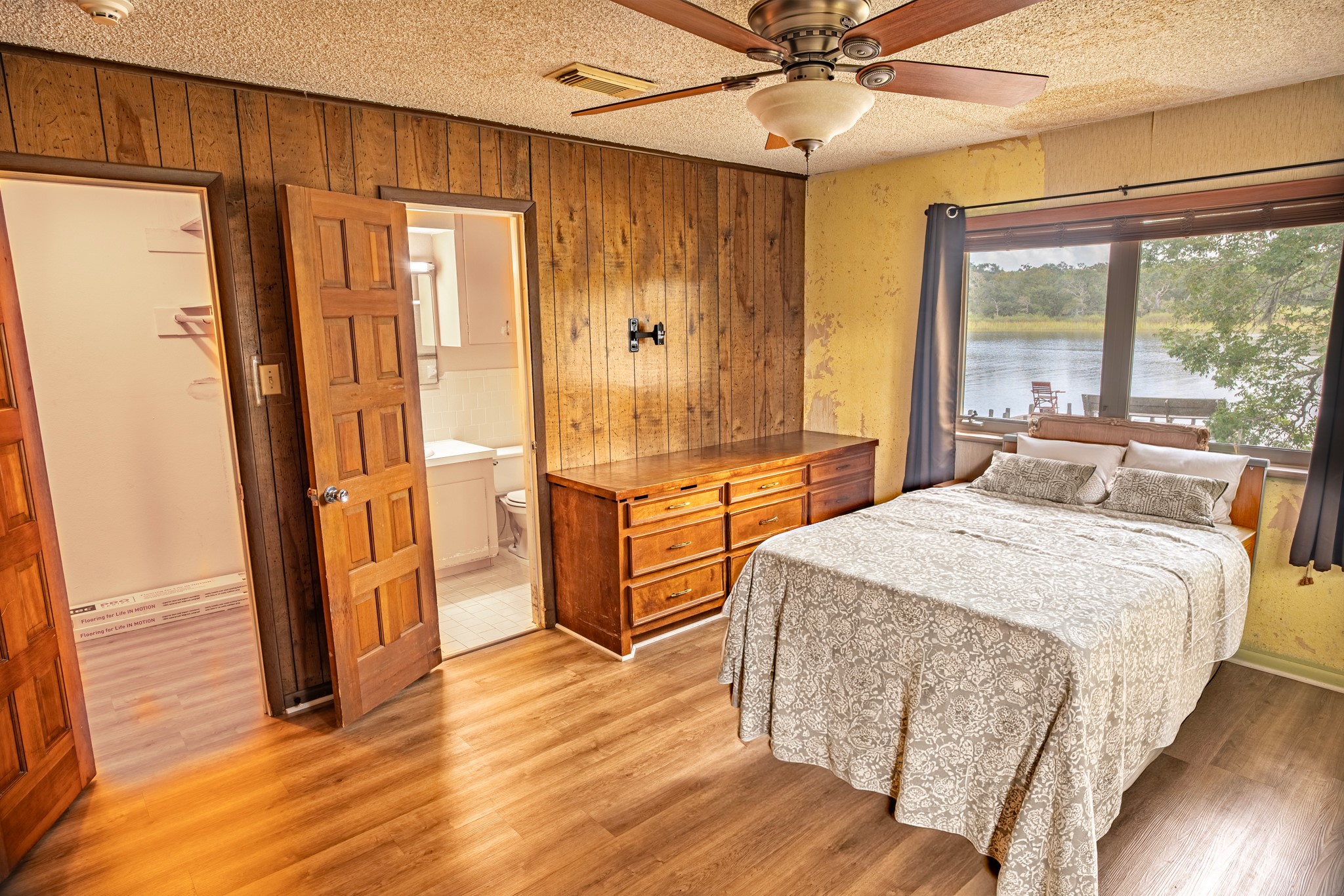 4611 Rio Drive Brazoria, TX 77422 - Photo 23 of 39 Primary bedroom with a 5 x 5 walk-in closet