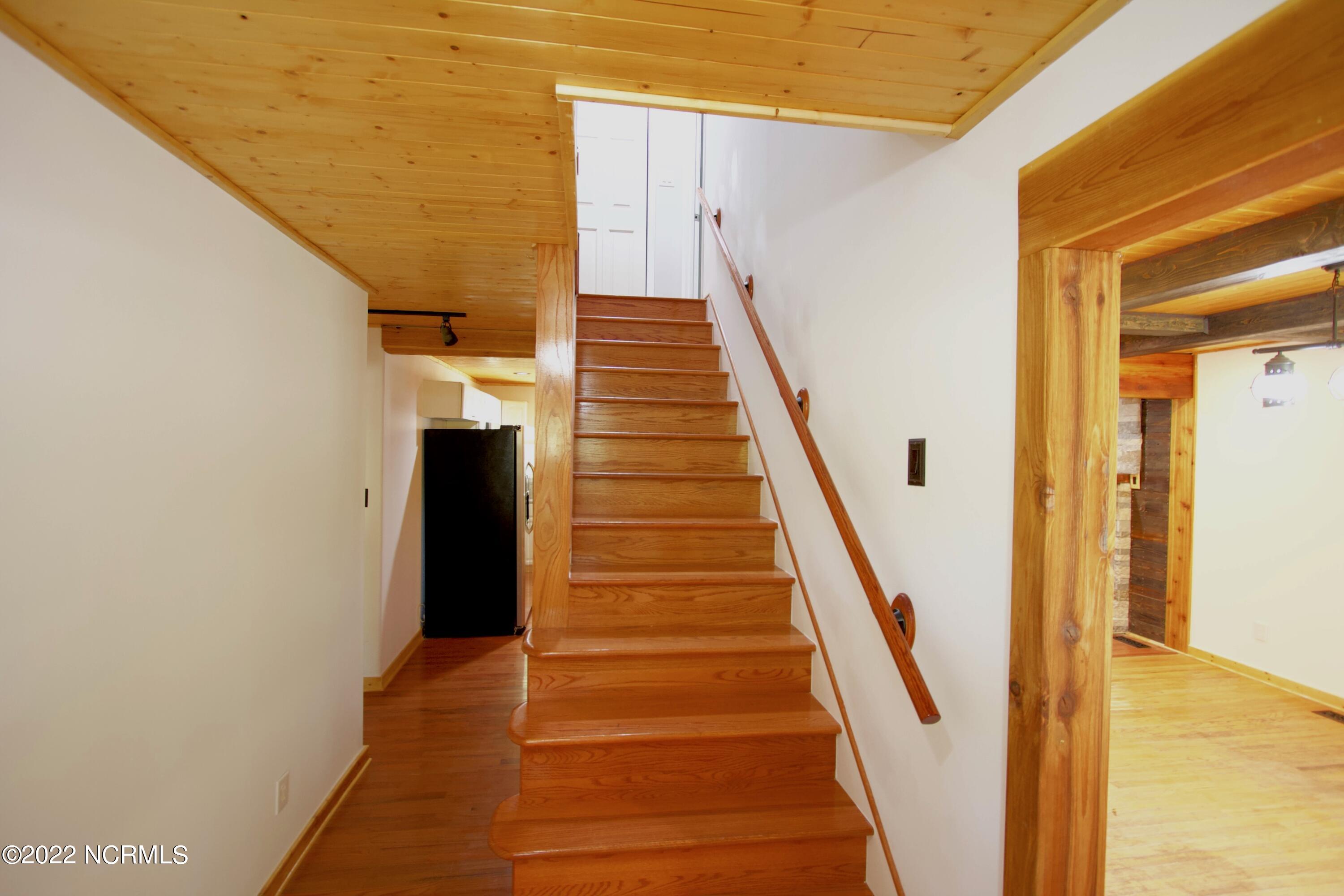 195 Peninsula Manor Road Hubert, NC 28539 - Photo 8 of 26 Foyer