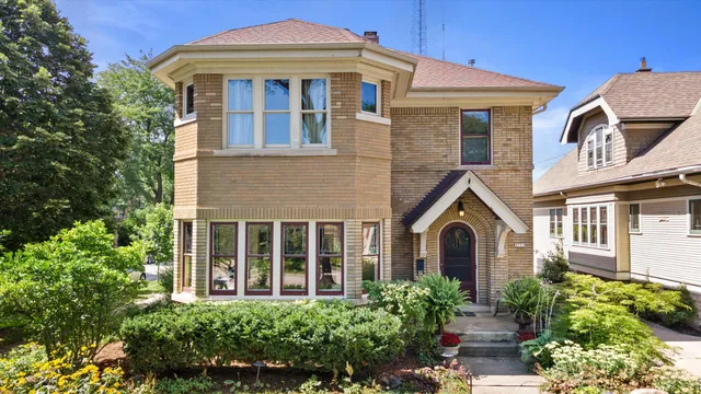 $749,900 | 4101 North Morris Boulevard, Shorewood, WI 53211