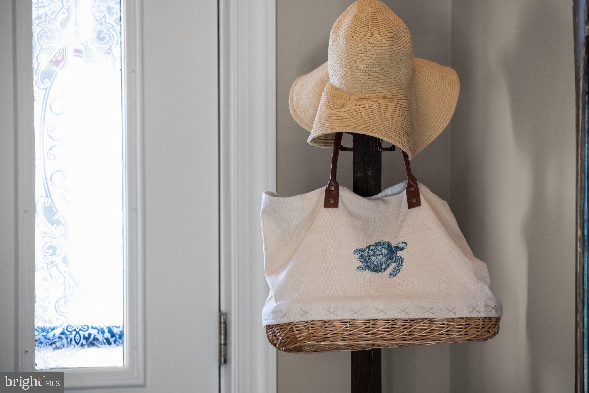 1 LaVallette Road Crisfield, MD 21817 - Photo 32 of 95 Charming coastal entryway accents.